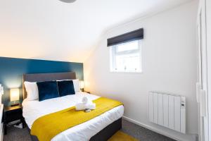 Кровать или кровати в номере Judah Suites by Koya Homes - TV Bed Apartment, Central High Street, Free Parking