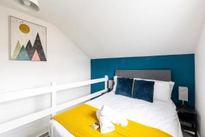 Кровать или кровати в номере Judah Suites by Koya Homes - TV Bed Apartment, Central High Street, Free Parking