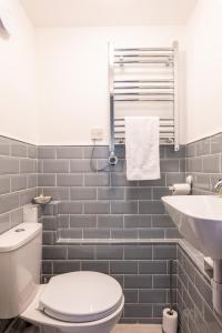 Ванная комната в Judah Suites by Koya Homes - TV Bed Apartment, Central High Street, Free Parking