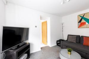 Телевизор и/или развлекательный центр в Judah Suites by Koya Homes - TV Bed Apartment, Central High Street, Free Parking