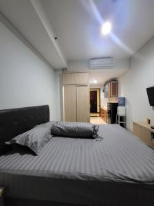 a bedroom with a large bed in a room at Apartemen springwood in Pakulonan Dua