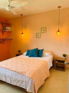 1 dormitorio con 1 cama grande con almohadas azules en Casa ideal vacaciones o trabajo, en Santa Marta