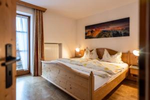 een slaapkamer met een groot bed in een kamer bij Haus Alois in Mittenwald