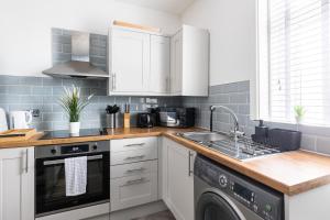 Кухня или мини-кухня в Judah Suites by Koya Homes - TV Bed Apartment, Central High Street, Free Parking
