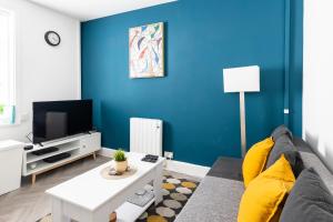 Телевизор и/или развлекательный центр в Judah Suites by Koya Homes - TV Bed Apartment, Central High Street, Free Parking