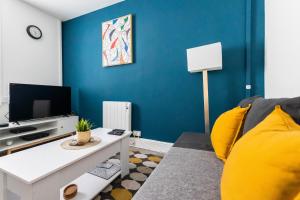 Телевизор и/или развлекательный центр в Judah Suites by Koya Homes - TV Bed Apartment, Central High Street, Free Parking