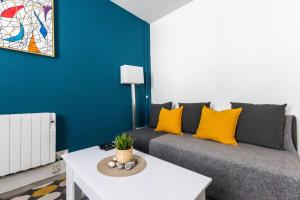 Гостиная зона в Judah Suites by Koya Homes - TV Bed Apartment, Central High Street, Free Parking