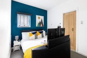 Кровать или кровати в номере Judah Suites by Koya Homes - TV Bed Apartment, Central High Street, Free Parking
