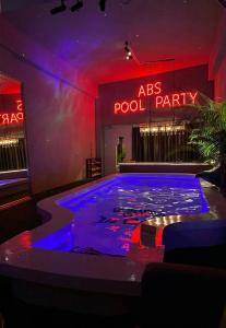 La pileta dentro o cerca de ABS Pool Condo