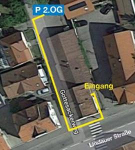 una mappa di una strada con linea gialla di Villa Kunterbunt - sehr zentral, neu renoviert, 2SZ a Wangen im Allgäu