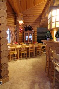 Ein Restaurant oder anderes Speiselokal in der Unterkunft Aapishovi Chalet 