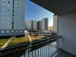 d'un balcon avec vue sur une ville avec de grands bâtiments. dans l'établissement Sunrise Apartment in Prishtina, Kosovo, à Pristina