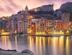 vistas a una ciudad con un gran cuerpo de agua en La Maison De Marie, en La Spezia