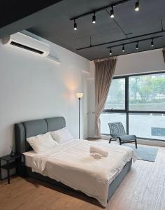 八打靈再也的住宿－Geo Suite - Sunway Pyramid & Sunway Lagoon，卧室配有床、椅子和窗户。