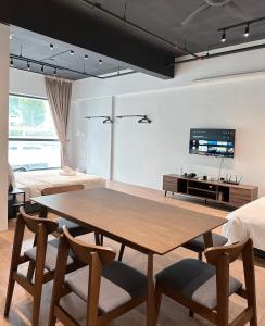 um quarto com uma mesa e cadeiras e um quarto em Geo Suite - Sunway Pyramid & Sunway Lagoon em Petaling Jaya