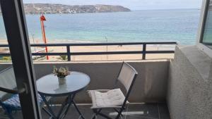 - Balcón con mesa y sillas y vistas a la playa en Departamento La Herradura, en Coquimbo