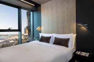 1 dormitorio con cama grande y ventana grande en master Bat Yam Aparthotel en Bat Yam