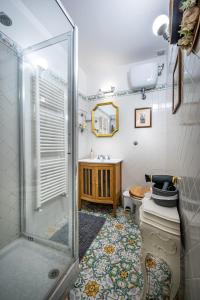 y baño con ducha, aseo y lavamanos. en YID Masaccio, en Florencia