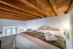 een slaapkamer met een bed met twee handdoeken erop bij YID Masaccio in Florence