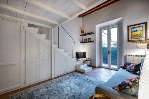 een woonkamer met een bank en een trap bij YID Masaccio in Florence