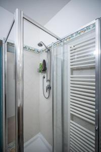 y baño con ducha y puerta de cristal. en YID Masaccio, en Florencia