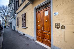 una puerta de madera en el lateral de un edificio en YID Masaccio, en Florencia