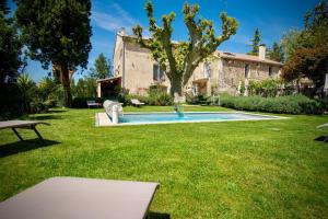 une maison avec une piscine dans la cour dans l'établissement Le gite de Fa nny Moulin de Tartay en Avignon, à Avignon