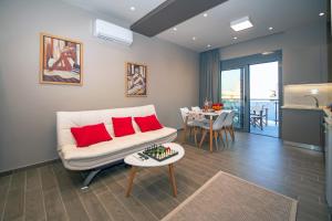 - un salon avec un canapé et une table dans l'établissement Calma Apartment, à Rhodes