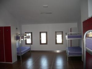 A bed or beds in a room at Albergue El Castillo Még 37 kép