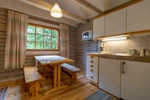 JaalaにあるAurantolaのキッチン(テーブル、デスク付)