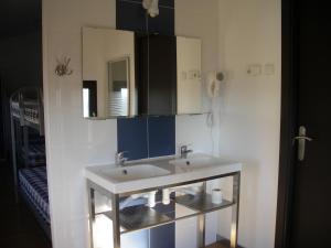A bathroom at Albergue El Castillo