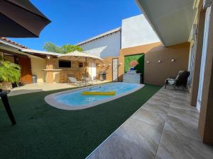 una casa con piscina en un patio en AruPar Apartment, en Paradera