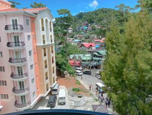 Blick auf eine Straße in einer Stadt mit Gebäuden in der Unterkunft Spring Tree Place in Baguio City