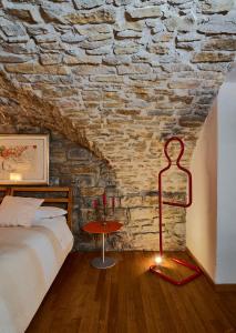 una camera con letto e muro di mattoni di CasaBlanca charme & relax a Bergamo