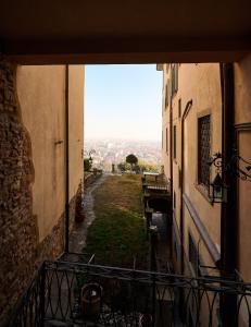 vista dal balcone di un edificio di CasaBlanca charme & relax a Bergamo