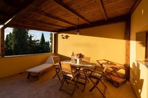 a dining room with a table and chairs and a window at Terrazza sul Tramonto del Silenzio in Laiatico