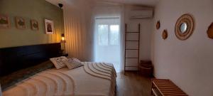 Liberato Puglia Vacanze في بيسكيتشي: غرفة نوم بسرير ونافذة
