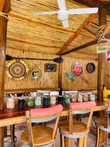 een eetkamer met een houten tafel en stoelen bij Casa de Coria in Chacras de Coria