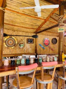 comedor con mesa de madera y sillas en Casa de Coria en Chacras de Coria
