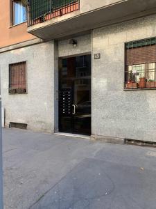 una entrada a un edificio con puerta en ANDREA, en Milán