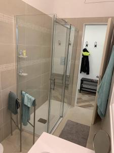 ein Bad mit einer Dusche und einer Glastür in der Unterkunft ANDREA in Mailand