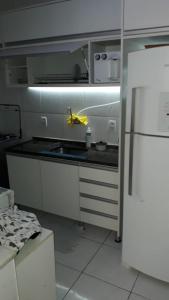 uma cozinha com um lavatório e um frigorífico em Quarto no Coração da Tijuca no Rio de Janeiro