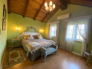 um quarto com uma cama e um lustre em Villa Silene na Covilh