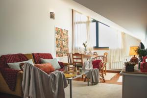 sala de estar con sofá y mesa en Luxury Singular Apartments, en Santiago de Compostela