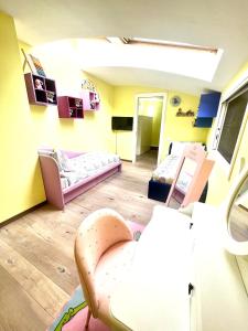 ラヴェンナにあるAttico Darsena Nuovaのベッド2台付きの部屋、リビングルーム、