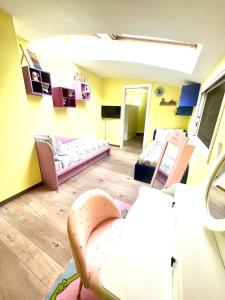 una camera con due letti e un soggiorno con una camera di Attico Darsena Nuova a Ravenna