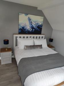 um quarto com uma cama grande e um quadro na parede em Kingdom Lodge em Killarney