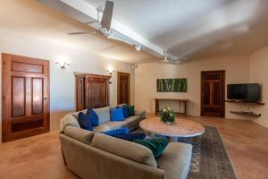 un salon avec un canapé et une table dans l'établissement La Perla del Caribe - Villa Pearl, à San Pedro
