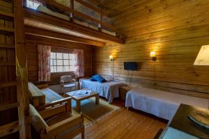 JaalaにあるAurantolaのベッド2台とテレビが備わるログキャビンです。