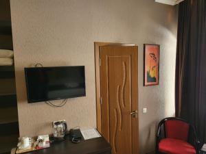 TV a/nebo společenská místnost v ubytování Shadow Boutique Hotel & SPA